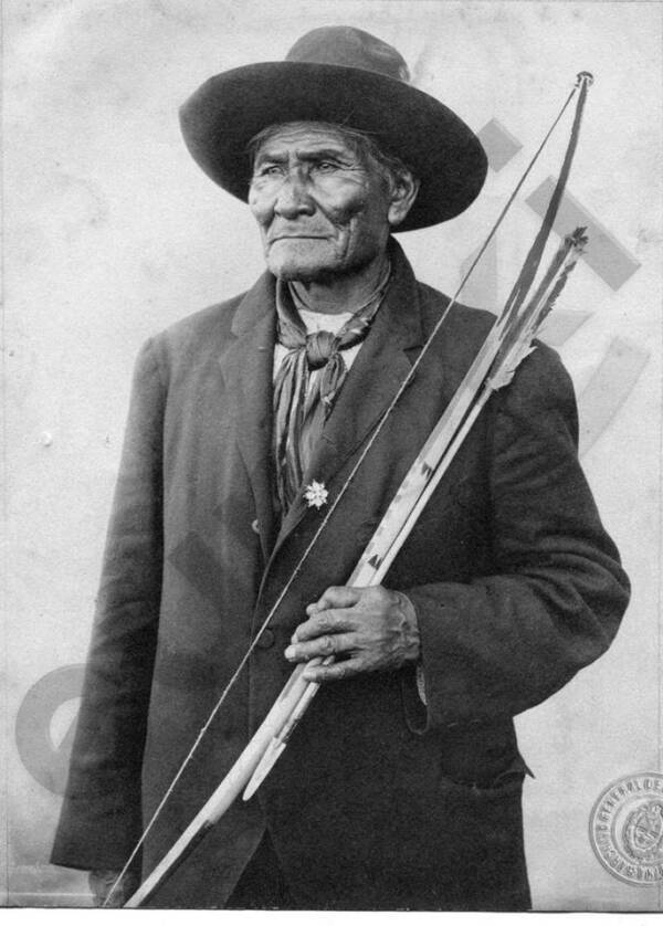 https://allthatsinteresting.com/wordpress/wp-content/uploads/2019/08/geronimo-with-apache-bow.jpg
